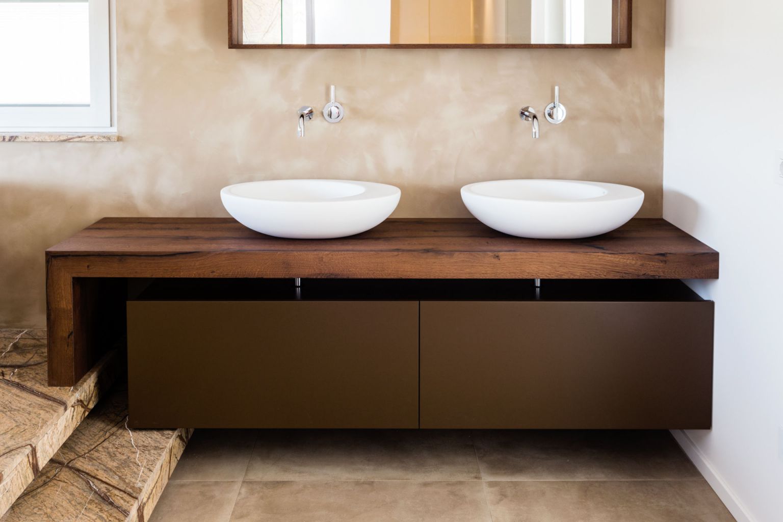 Mobile bagno sospeso in legno di rovere invecchiato con cassettoni