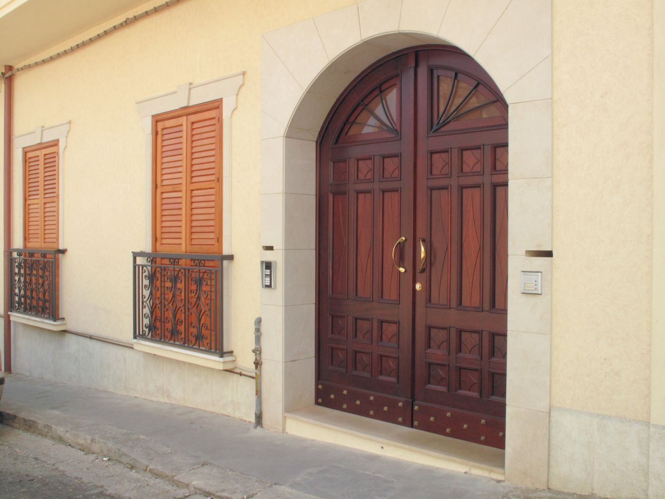Porticato in legno con sopraluce a semiarco