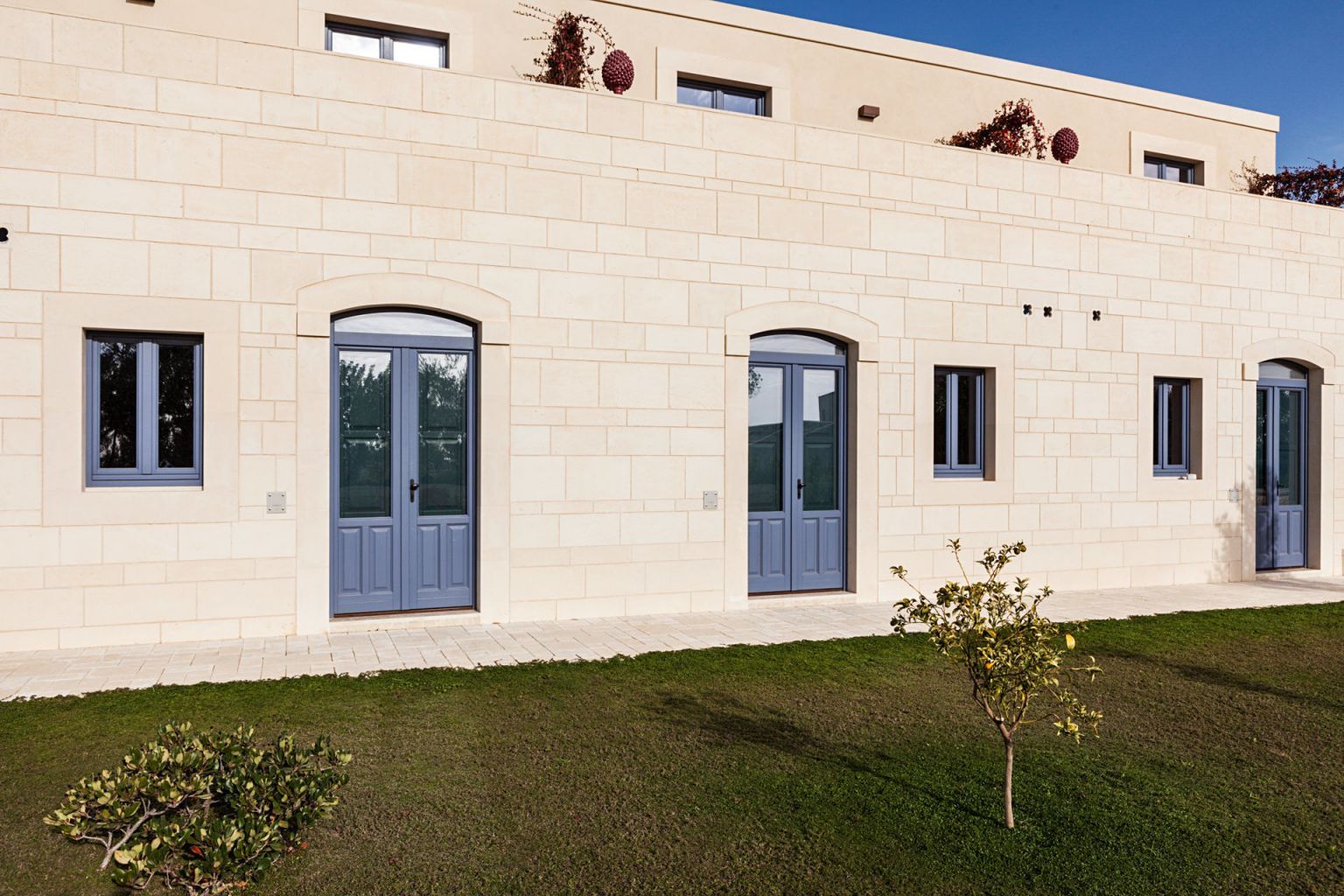 Infissi in legno laccato per hotel Noto