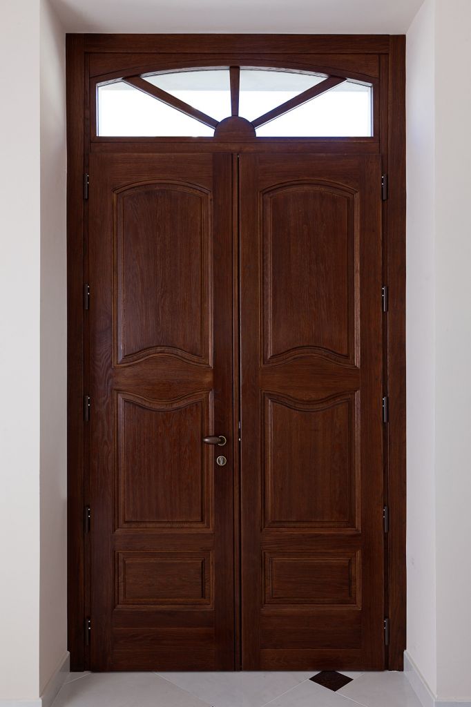 Portone con elementi decorativi intagliati a mano