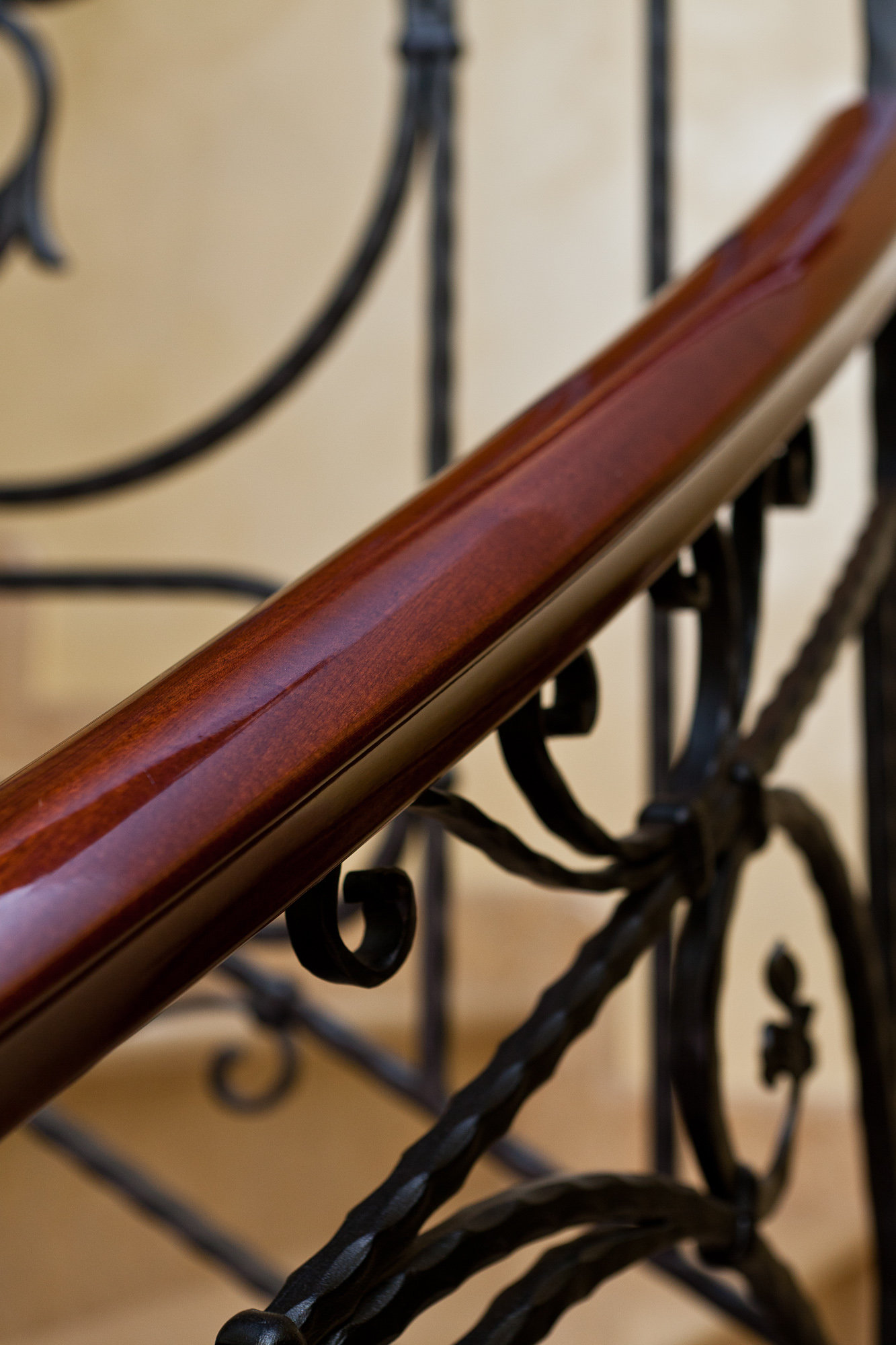 Ringhiera classica in ferro per scale interne con passamano in legno